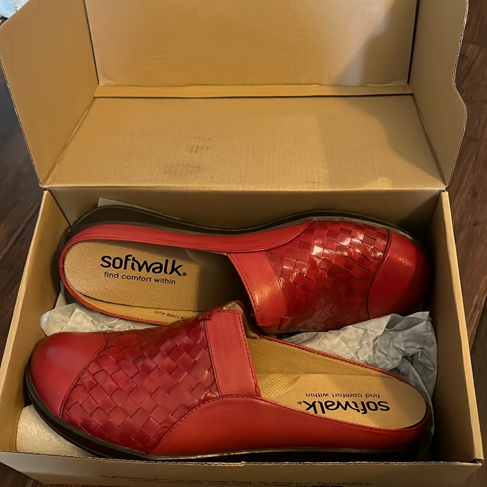 Softwalk red leather clogs